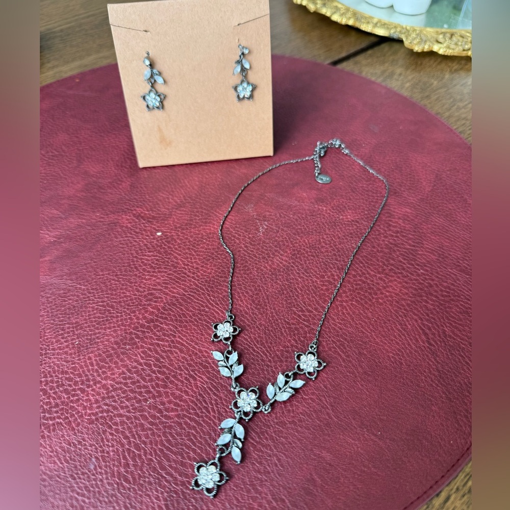 Beautiful Silver Floral Necklace and Earring Set